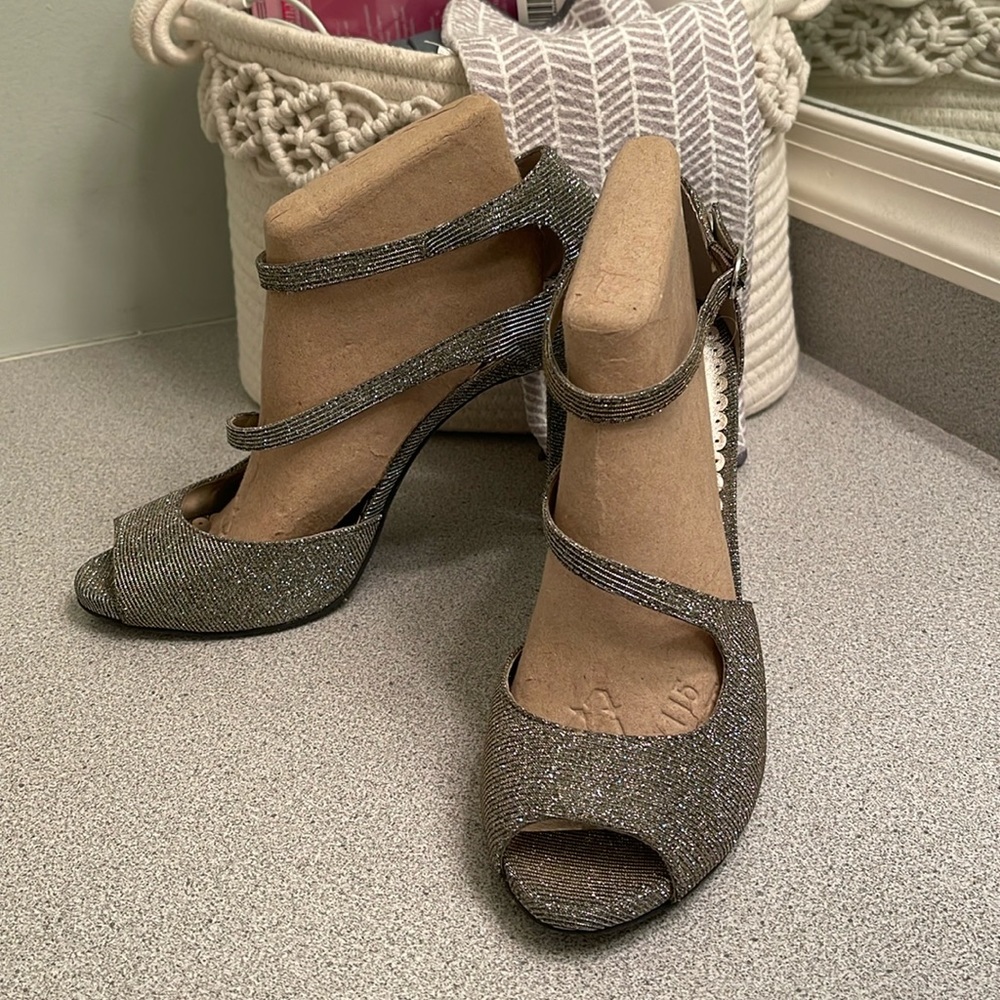 Excellent condition Size 10 sparkly dress heels worn only once